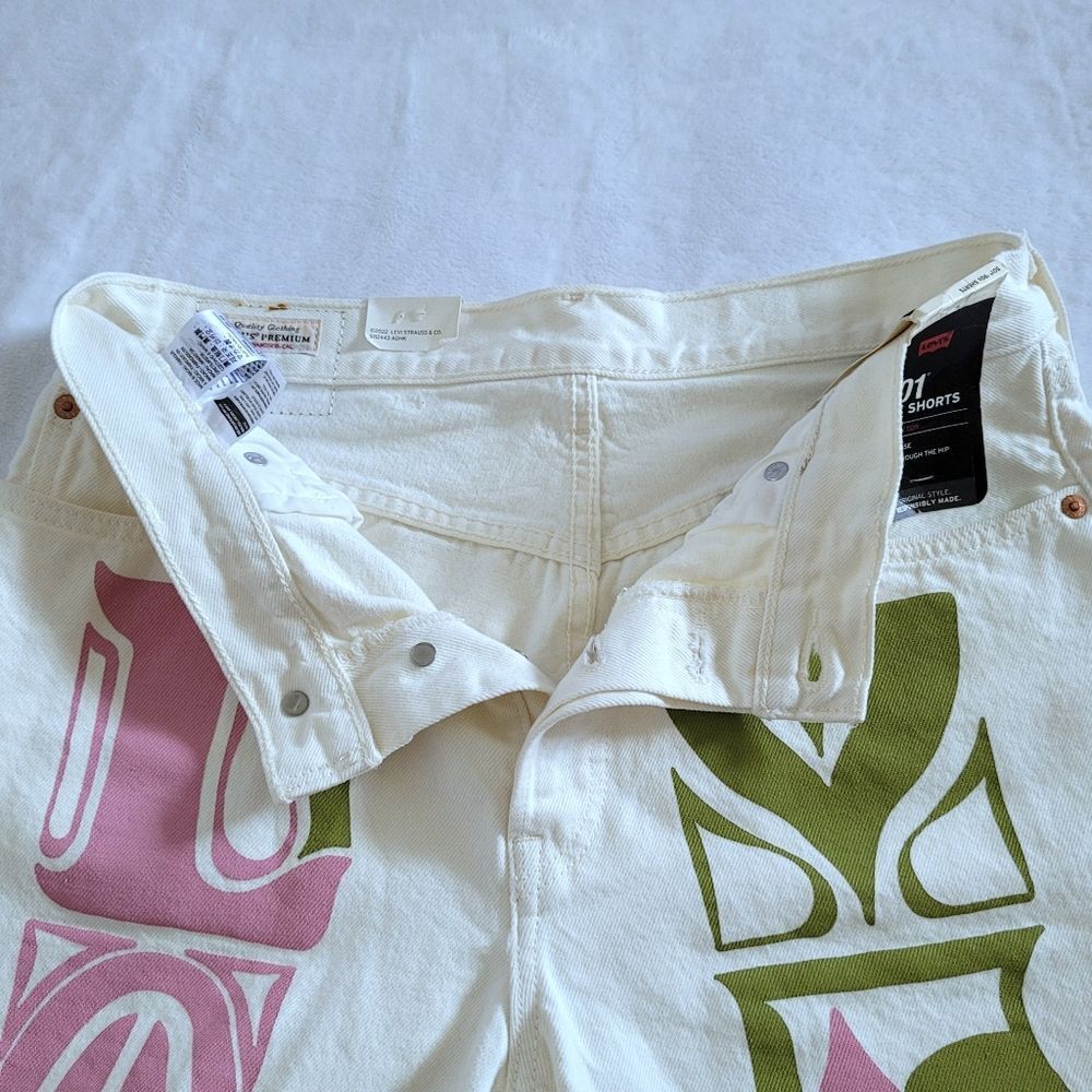 Levi's 501 '90s "Love"💚🩷 Shorts - NWT - Picture 13 of 16